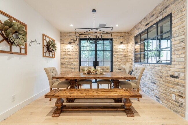 Building Photo - 3852 E Comstock Dr
