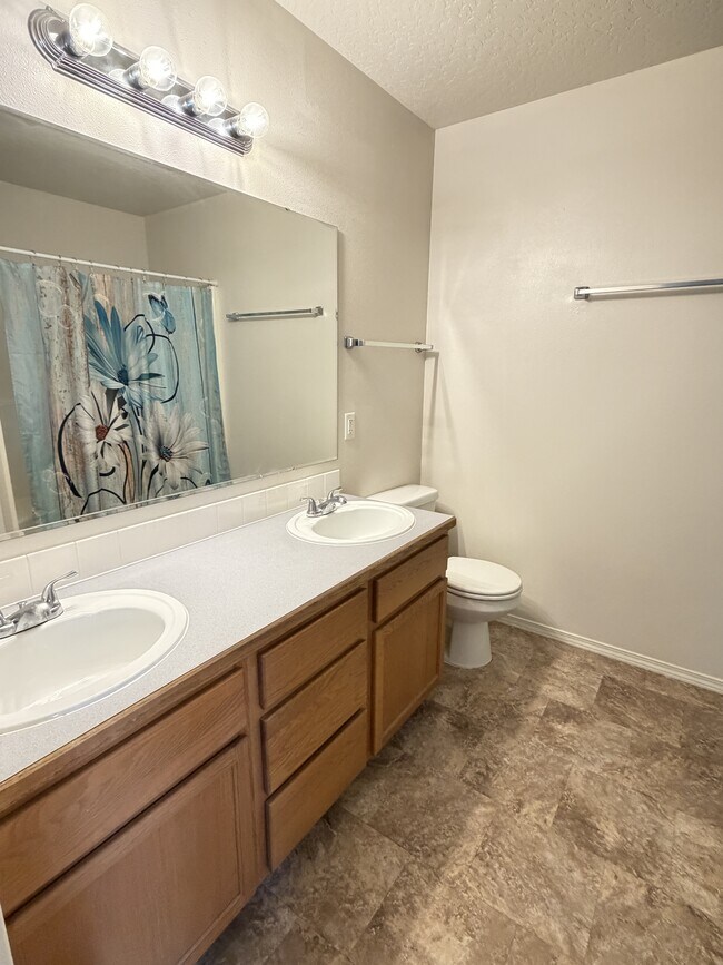 Building Photo - 2067 S Linda Vista Pl