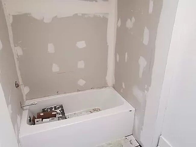 Building Photo - 3 Bedroom 1.5 Bath