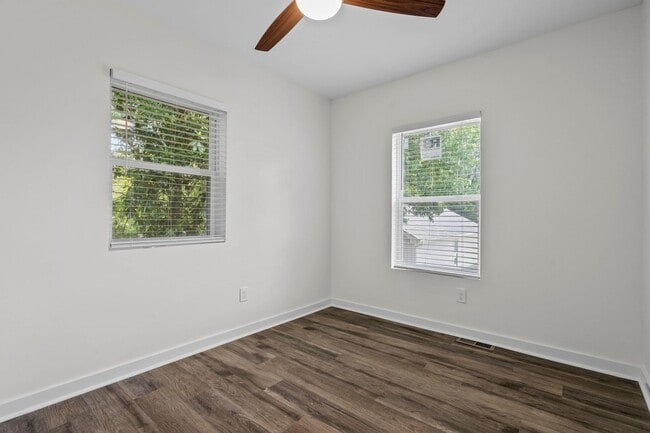 Building Photo - Spacious 3 bed, 2 bath renovated home next...