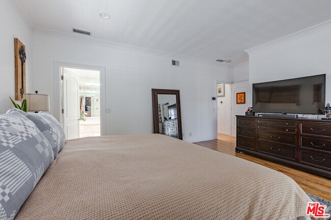 Building Photo - 9660 W Olympic Blvd