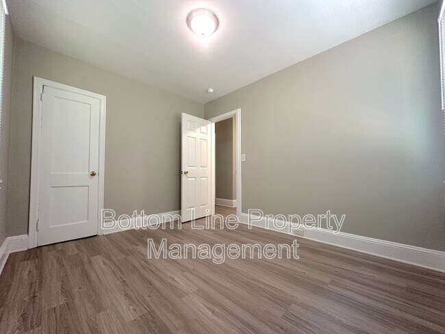 Building Photo - 2438 Columbus Cir