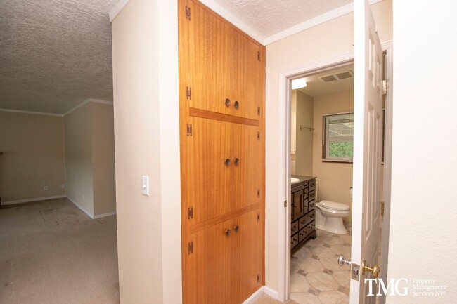 Building Photo - Beautiful Three Bedroom in Great Camas Nei...