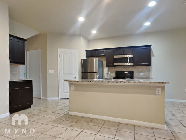 Building Photo - 2880 Donnell Dr