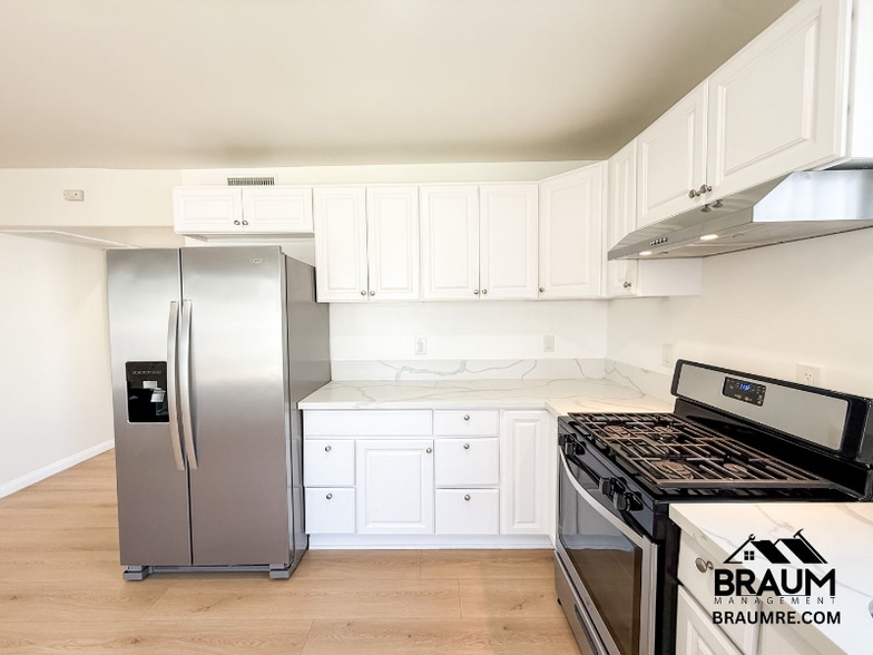 Building Photo - 1421 Centinela Ave