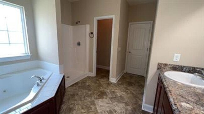 Building Photo - Beautiful home in a very quiet neighborhood!