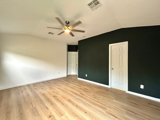 Building Photo - 3/BR 2/BA Bath Home with Fully Equipped Ki...