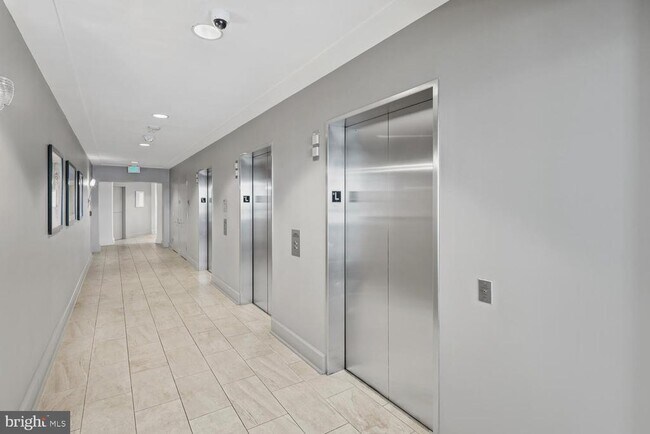 Building Photo - 100 Harborview Dr