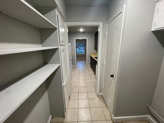 Building Photo - 930-932 Lindy Court
