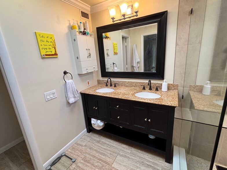 Primary Bathroom - 4950 Bayshore Blvd