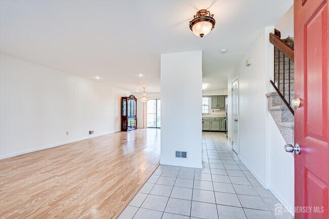 Building Photo - 404 Maplecrest Rd