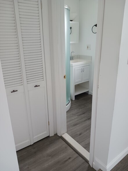 Building Photo - 32 Bay Ave