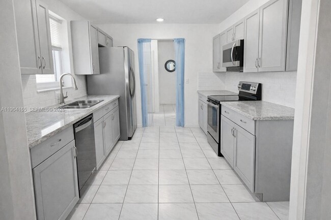 Building Photo - 121 SW 28th Terrace