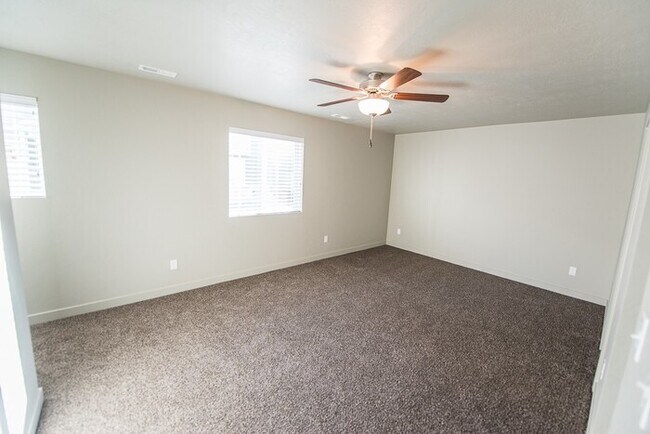 Building Photo - Townhome with 2-Car Garage!