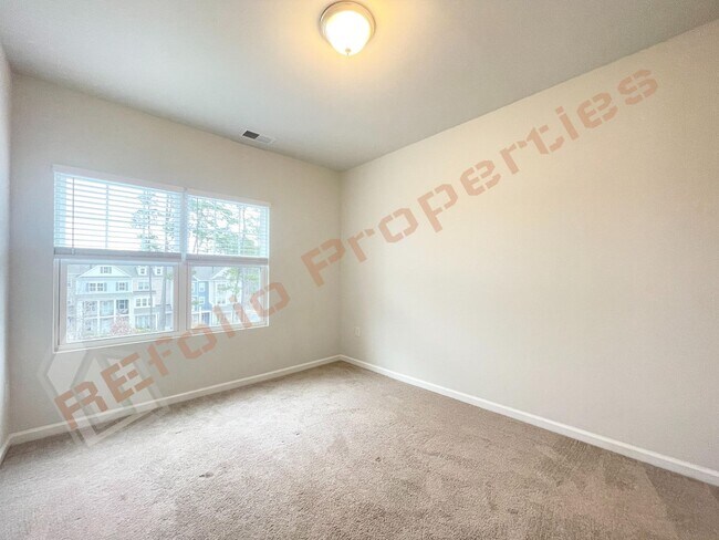 Building Photo - Charming 3 Story 4 Bedrooms with 1st Floor Guest Suite Townhome @ Smith Farm, Apex, Available Now!