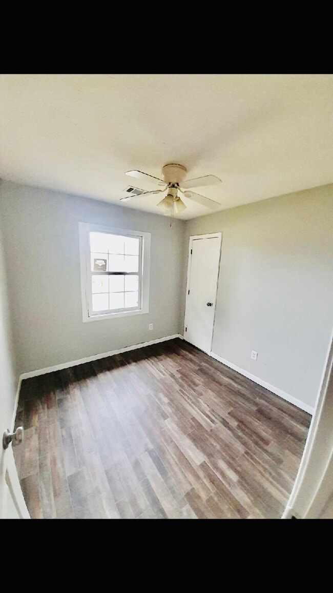 Building Photo - 213 College Ave