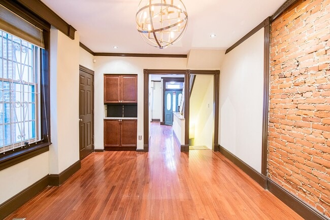 Building Photo - Charming Three Bed Point Breeze Townhome