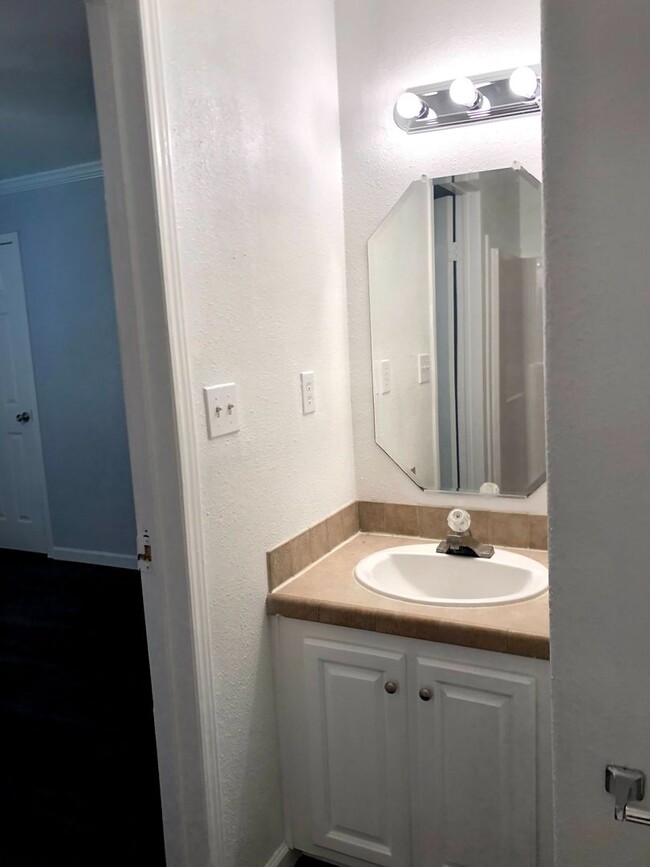 Building Photo - Room For Rent