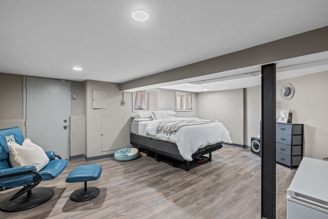 Building Photo - Beautiful home with fenced in yard and covered rear deck in Southwest Garden