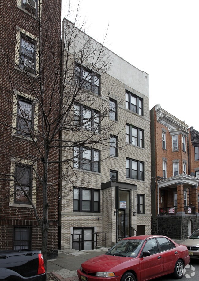 Primary Photo - 1716 Summit Ave