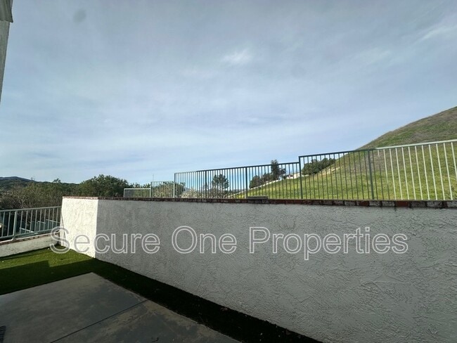 Building Photo - 379 Westlake Vista Ln