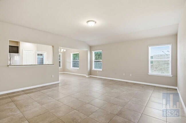 Building Photo - 821 Schefer St