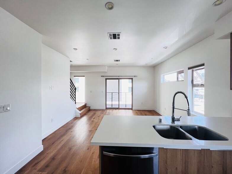 Building Photo - 1718 Miramar St