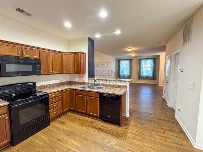 Building Photo - Two story townhouse w/ 3 bedrooms,2.5 baths