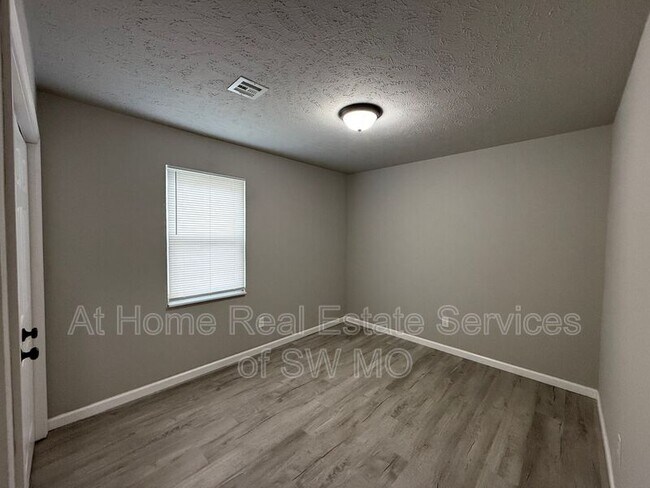 Building Photo - 1306 E McDaniel St