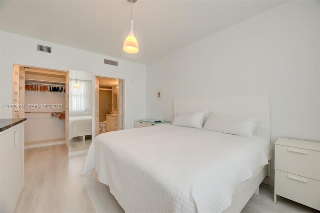 Building Photo - 2401 NE 65th St