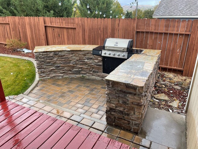 Building Photo - Outdoor built-in BBQ, deck, fully landscaped.