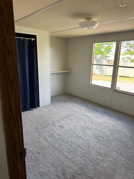 Building Photo - 833 Lovell Rd