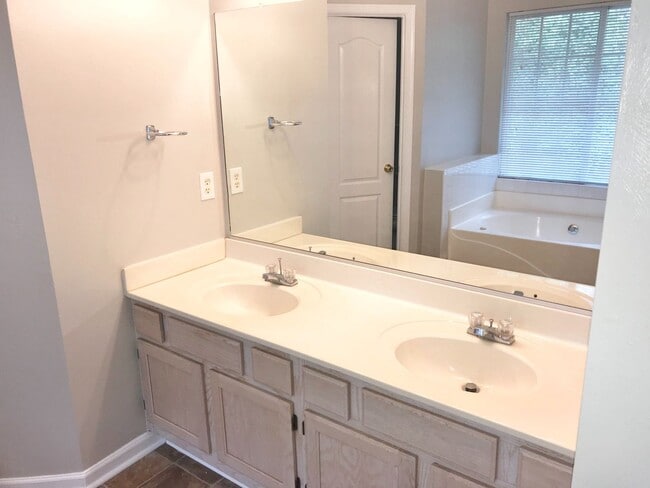 Building Photo - Oakbrooke Meadows