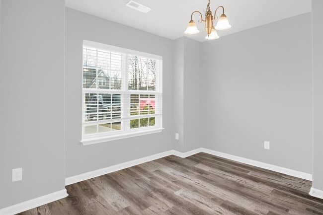 Building Photo - Updated 2BR/2.5BA Townhome