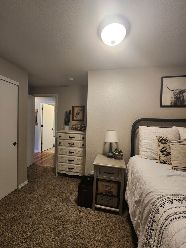 Building Photo - Pet Friendly, Single-Level, Attractively Updated Home in NE Newberg