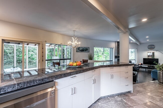 Building Photo - Beautiful 4 Beds and 2.5 Baths house with ...