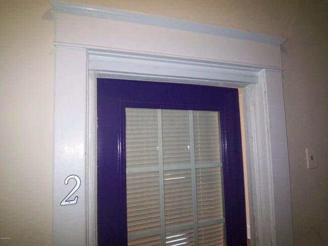 Building Photo - 705 E 5th St