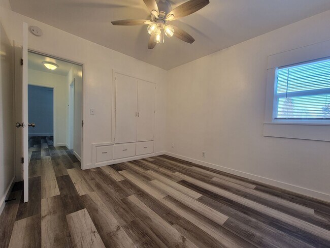 Building Photo - Newly Updated Modern 3 Bedroom, 1 Bathroom Apartment for Rent in Shelley with Garage! By Real Pro...