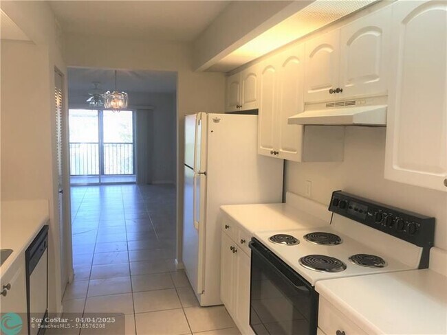 Building Photo - 1351 SW 141st Ave