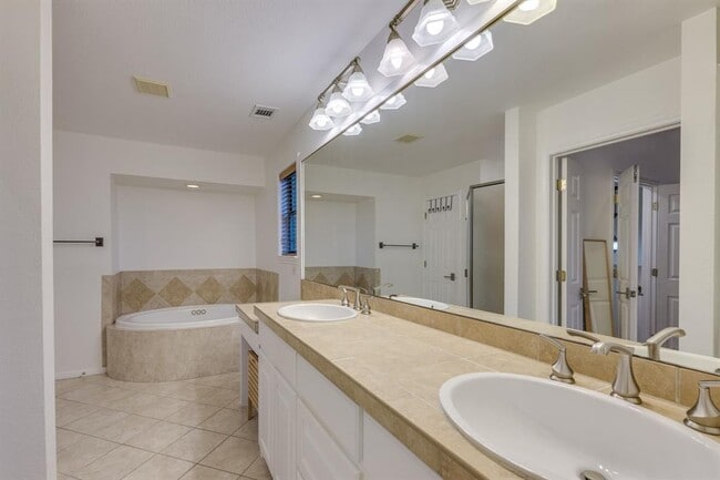 Building Photo - 1105 Constant Springs Dr