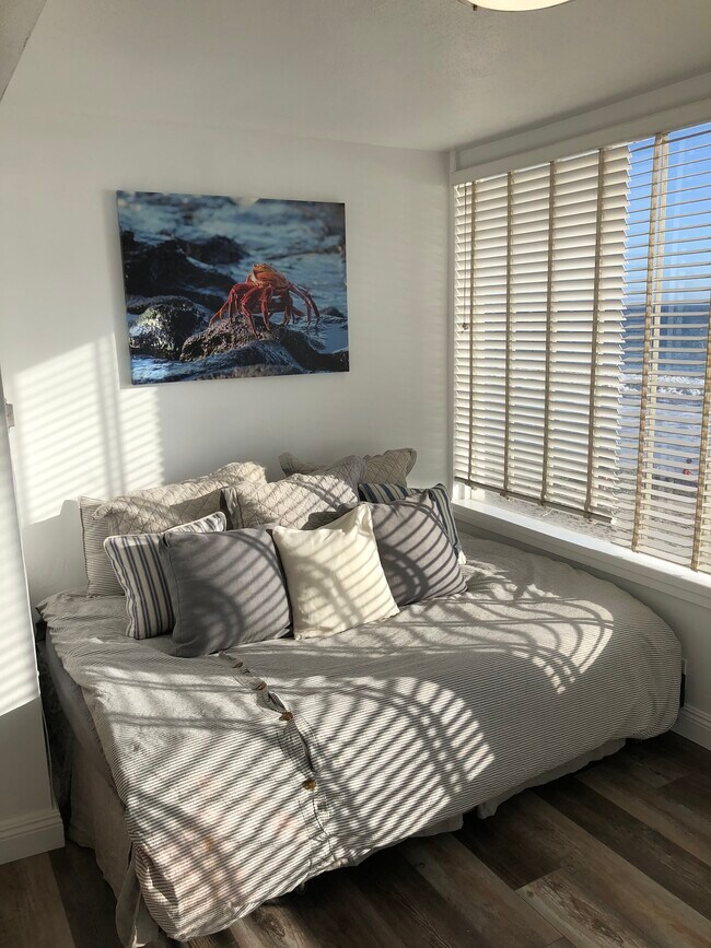 furnished comparable lower unit - 25414 Malibu Rd
