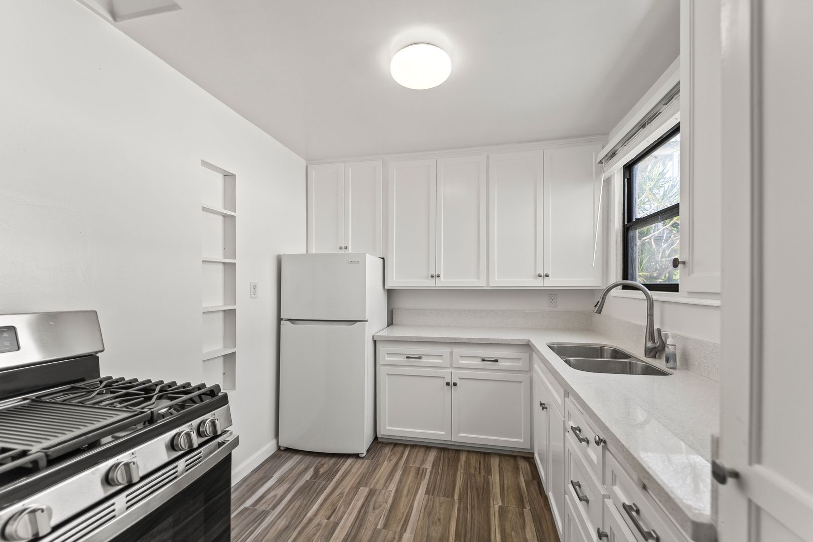 Building Photo - 1444 S Beverly Dr