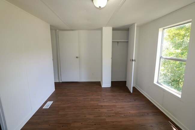 Building Photo - Newly Renovated Home