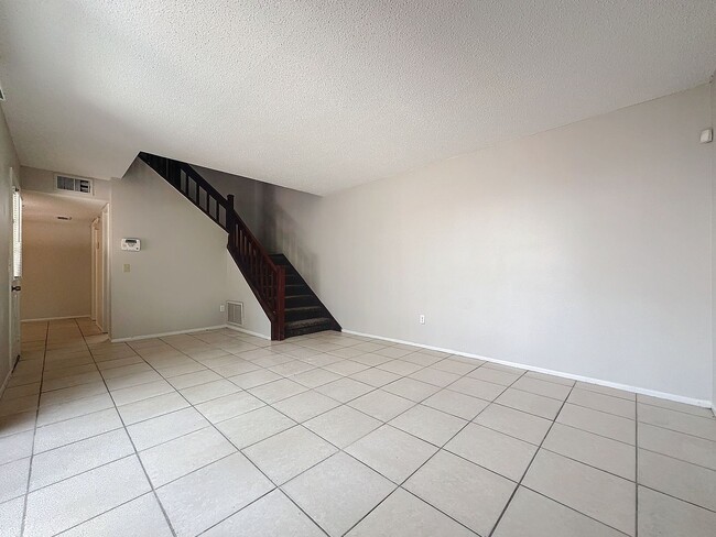 Building Photo - Carmel Oaks Townhome style Condo in Orlando