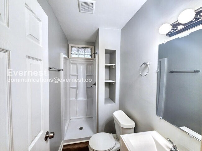 Building Photo - 3 Bed/2 Bath Home with Carport / Pet-Friendly / Available Now!