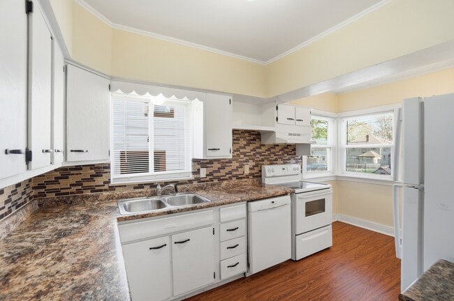 Building Photo - 1033 Forest Ave