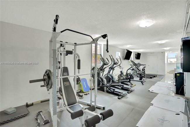 Building Photo - 720 Collins Ave