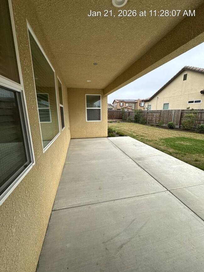 Building Photo - 4 Bedroom home located in Northside Visalia! Available Now!!