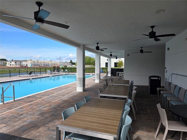 Building Photo - 261 NE 16th St