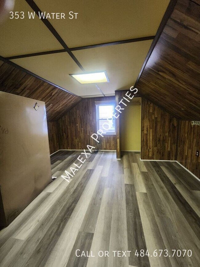 Building Photo - 3 Bedrooms, 1 car garage and finished rec ...